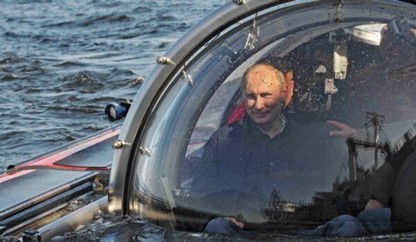 Poutine réalise une plongée en mer Baltique à bord d'un sous-marin - Sputnik Afrique
