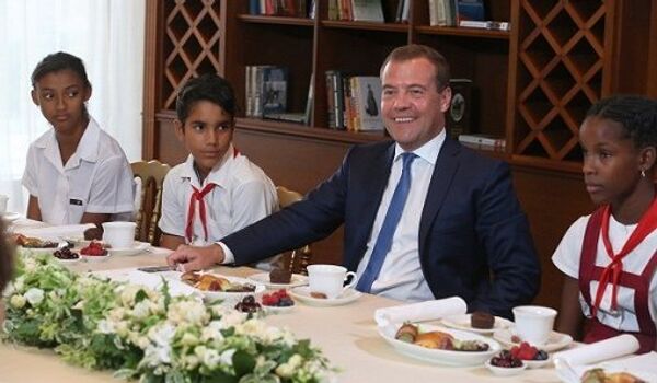 Medvedev recommande aux enfants cubains d'apprendre le russe - Sputnik Afrique