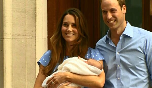 Kate et William ont présenté le « Royal baby » aux médias - Sputnik Afrique