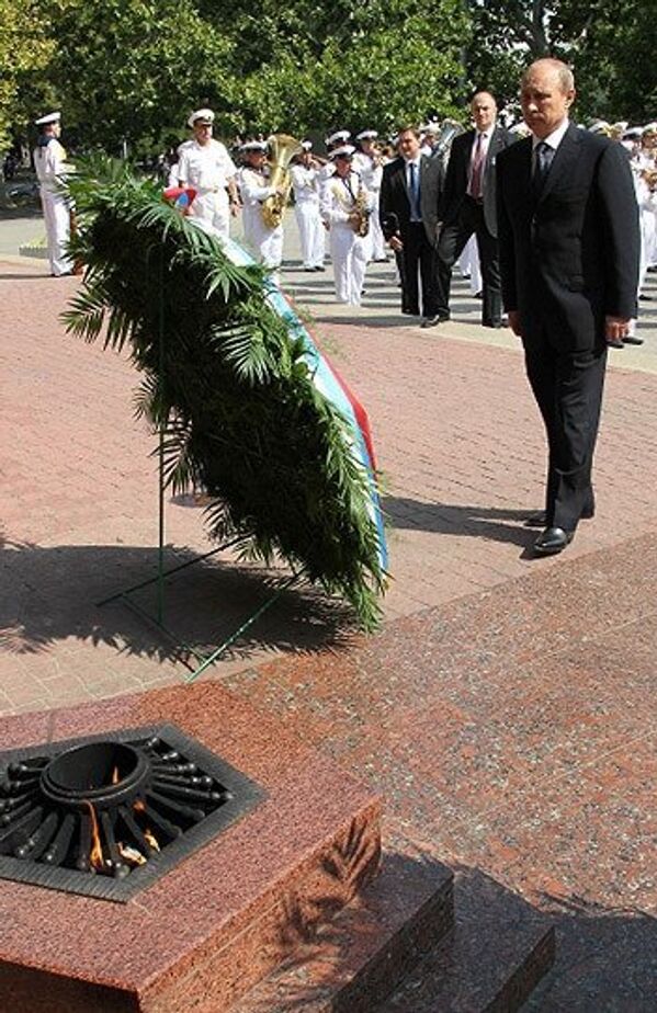 Le président de la Russie, Vladimir Poutine, a célébré la Journée de la marine à Sébastopol. Il a déposé une gerbe au mémorial la Flamme éternelle. - Sputnik Afrique
