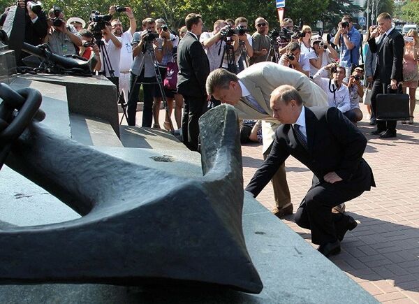 Les présidents de la Russie et de l'Ukraine ont déposé une gerbe au monument aux défenseurs héroïques de Sébastopol dans les années 1941-1942. - Sputnik Afrique
