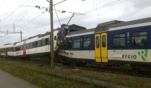 Une collision frontale de deux trains de voyageurs s’est produite en Suisse - Sputnik Afrique