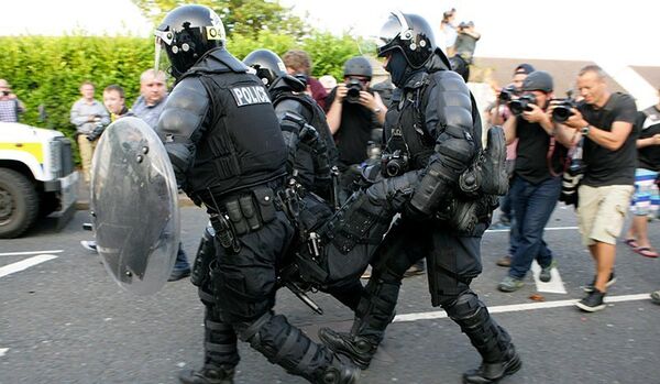 8 policiers blessés dans des heurts à Belfast - Sputnik Afrique