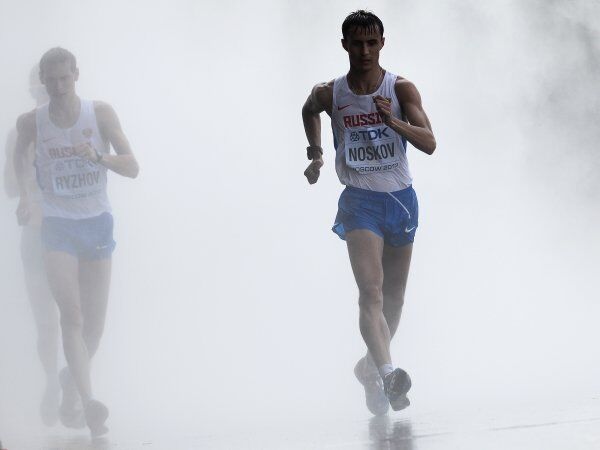 Sur la photo : Ivan Noskov et Mikhaïl Ryzhov lors de l’épreuve du 50 km marche hommes, aux Championnats du monde d’athlétisme de Moscou. - Sputnik Afrique
