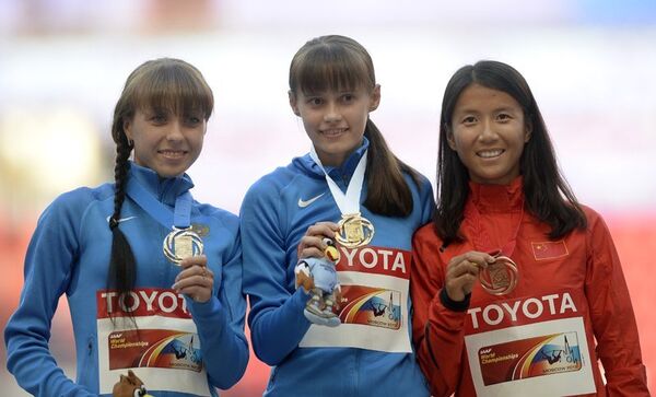 Sur la photo : les athlètes russes Elena Lachmanova et Anisia Kirdiapkina, et l’athlète chinois Liu Hong posent avec les médailles d’argent et de bronze après l’épreuve du 20 km marche féminin. - Sputnik Afrique