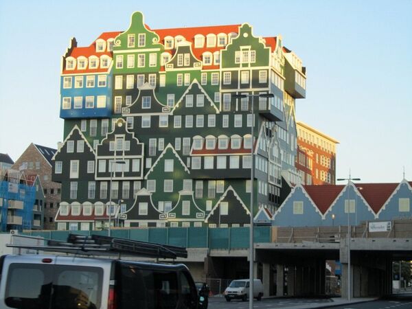 En 2010, l’hôtel Inntel Amsterdam-Zaandam a ouvert ses portes dans la ville hollandaise de Zaandam, construit d’après le projet de l’architecte Wilfried van Winden. Le bâtiment ressemble à un empilement de petites maisons traditionnelles hollandaises. - Sputnik Afrique