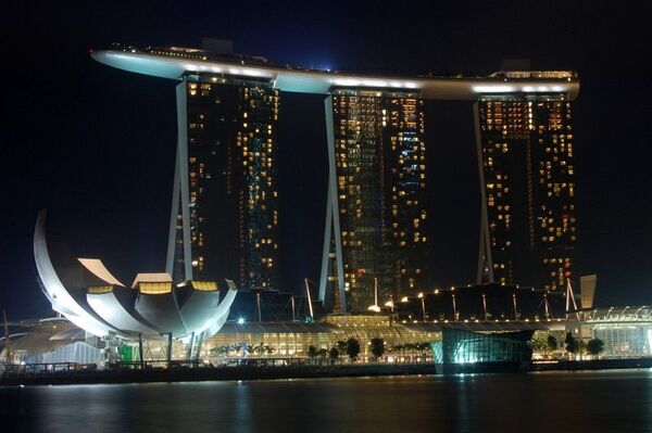 Le Marina Bay Sands est un hôtel et un casino à Singapoure. Le bâtiment a été construit par l’entreprise multinationale Ssangyong Engineering & Construction. Le complexe comprend trois tours de 55 étages, d’une hauteur de 200 mètres et reliées à leur sommet par une grande terrasse en forme de gondole. Le design de l’hôtel a été imaginé par l’architecte Moshe Safdie. - Sputnik Afrique