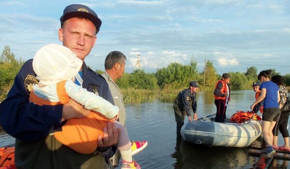 La pêche au lieu de la récolte : dans la région de Khabarovsk, des champs sont inondes - Sputnik Afrique