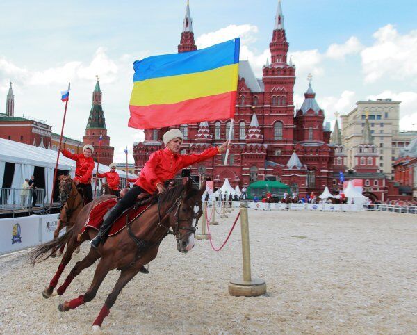 Des cavaliers de l’Ecole d’équitation du Kremlin répètent lors de la répétition générale, en vue du Festival de musique militaire « Tour Spasskaia » sur la place Rouge à Moscou. - Sputnik Afrique