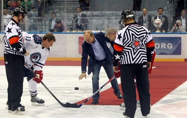 10 mai 2013. Vladimir Poutine avec une équipe de hockey amateur lors d’un match de gala du festival panrusse de hockey, organisé à Sotchi par la ligue de hockey amateur de Russie. - Sputnik Afrique