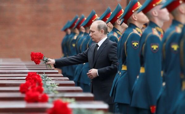 22 juin 2013. Le président russe, Vladimir Poutine, lors de la cérémonie de dépôt d’une gerbe sur la tombe du Soldat inconnu aux pieds du Kremlin. - Sputnik Afrique