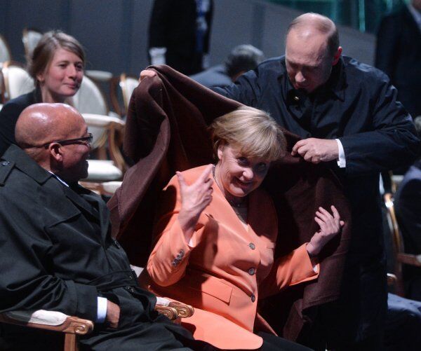 6 septembre 2013. Le président russe, Vladimir Poutine, la chancelière allemande, Angela Merkel, le président d’Afrique du Sud, Jacob Zuma, lors d’un show aquatique pour les chefs d’Etat et de gouvernement du G20. - Sputnik Afrique