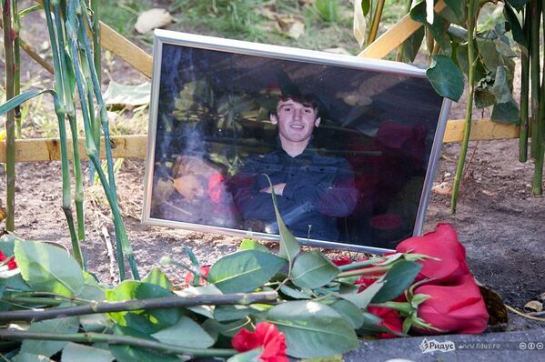 Sur la photo : Egor Chtcherbakov, décédé le 10 octobre 2013. Les riverains apportent des fleurs et des bougies vers le lieu du meurtre au passage Vostriakovski. - Sputnik Afrique