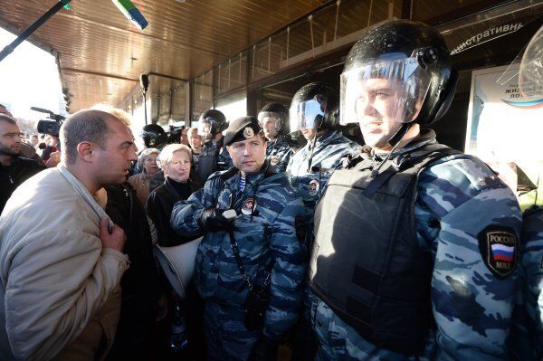 Plusieurs personnes ont été arrêtées par la police devant le centre commercial du district Birioulevo pour voyoutisme le 13 octobre 2013 - Sputnik Afrique