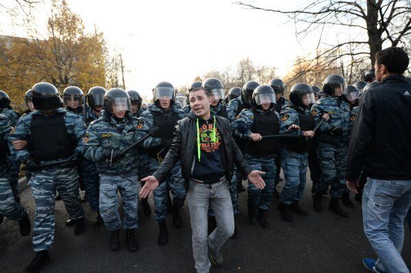 Sur la photo: l’action de protestation des habitants locaux dans le district de Birioulevo, où le 10 octobre 2013 a été tué un moscovite âgé de 25 ans. - Sputnik Afrique