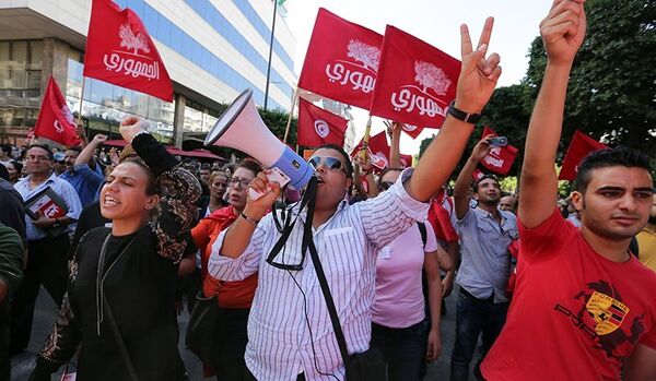 Tunisie : les manifestants ont incendié un bureau du parti au pouvoir - Sputnik Afrique