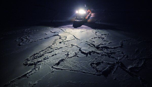 Sur la photo : le brise-glace nucléaire 50 ans de la Victoire en route vers le pôle Nord vu de l'hélicoptère. - Sputnik Afrique