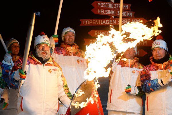 Une fois la cérémonie terminée, la flamme en lanterne a été transportée à Mourmansk d'où elle poursuivra sa route à travers les villes de Russie . En plus il lui reste trois autres étapes spéciales : lac Baïkal, Elbrouz et espace. Sur la photo : les relayeurs pendant la cérémonie d'allumage de la flamme olympique au pôle Nord. - Sputnik Afrique