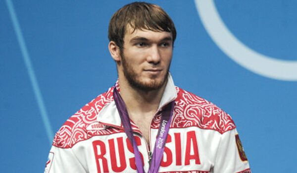 L’haltérophile russe Aoukhadov décroche l’or aux championnats du monde - Sputnik Afrique