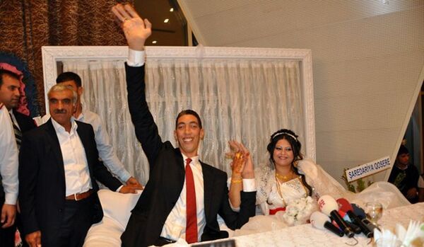 Turquie : l'homme le plus grand du monde s'est marié - Sputnik Afrique