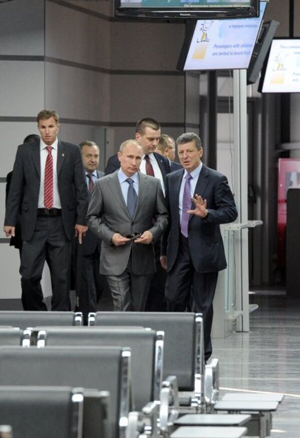 Le nouveau terminal est relié à l'aéroport de Sotchi par la liaison intermodale de transport. Sur la photo : le président russe Vladimir Poutine avant d'embarquer dans un train express Lastotchka à l'aéroport de Sotchi. - Sputnik Afrique