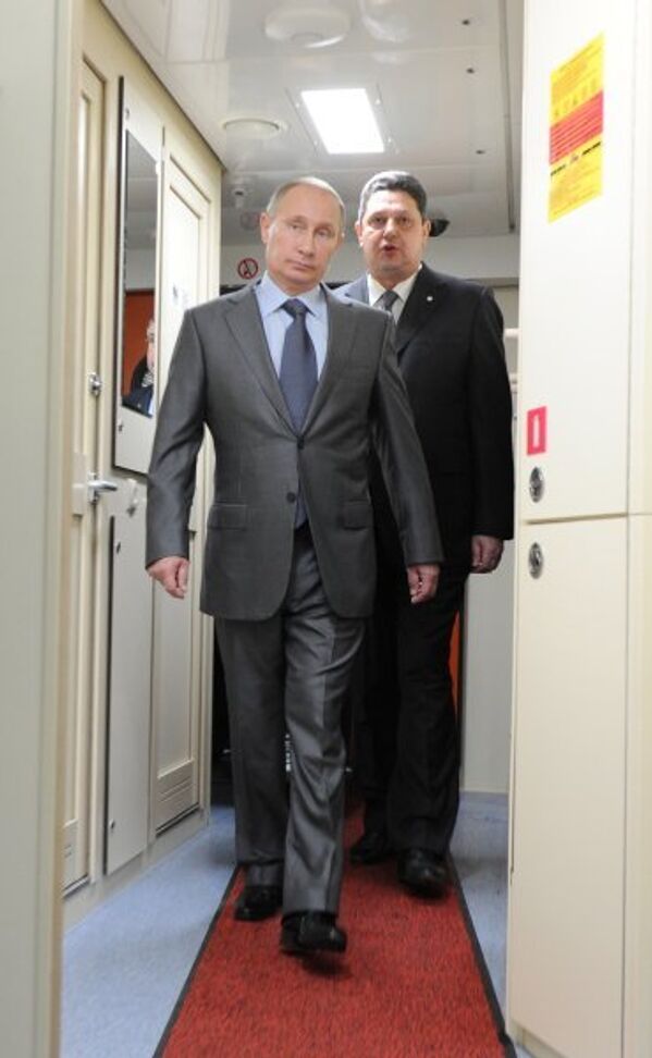 Sur la photo : le président russe Vladimir Poutine lors de son trajet dans le train express Lastotchka (Hirondelle). - Sputnik Afrique