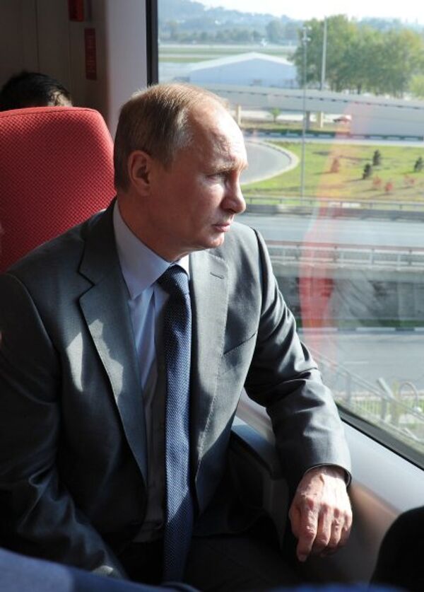 Sur la photo : le président russe Vladimir Poutine lors de son trajet dans le train express Lastotchka (Hirondelle). - Sputnik Afrique