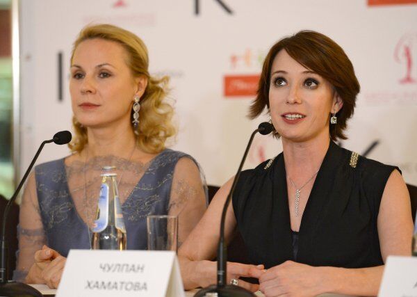 Ci-contre : Tchoulpan Khamatova et Dina Korzoune, les fondatrices de Podari Jizn, lors de la conférence de presse précédant la vente aux enchères caritative Miss Univers 2013 au Crocus City Mall. Moscou, Russie. - Sputnik Afrique