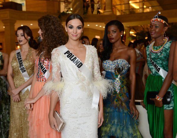 Ci-contre : Miss Pologne Paulina Krupińska avant la vente aux enchères caritative Miss Univers 2013 au Crocus City Mall. Moscou, Russie. - Sputnik Afrique