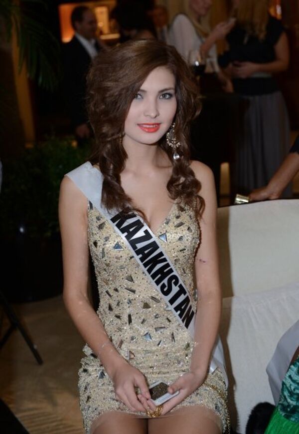 Ci-contre : Miss Almaty 2013 Aigerim Kozhakhanova avant la vente aux enchères caritative Miss Univers 2013 au Crocus City Mall. Moscou, Russie. - Sputnik Afrique