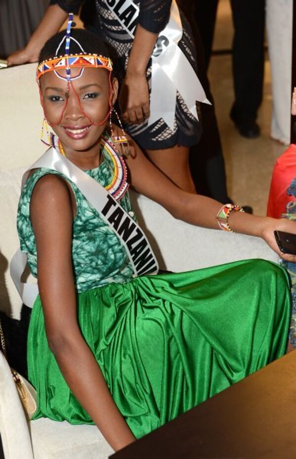 Ci-contre : Miss Tanzanie Betty Omara avant la vente aux enchères caritative Miss Univers 2013 au Crocus City Mall. Moscou, Russie. - Sputnik Afrique