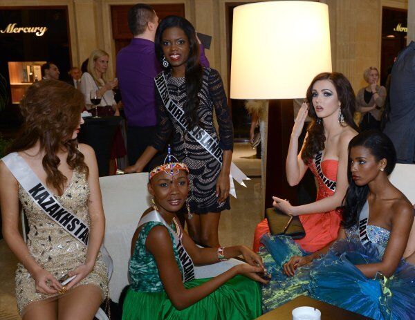 Ci-contre : Les participantes au concours Miss Univers 2013 avant la vente aux enchères caritative Miss Univers 2013 au Crocus City Mall. Moscou, Russie. - Sputnik Afrique