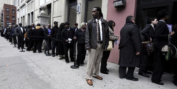 Sur la photo : file devant la bourse de l’emploi à New York. - Sputnik Afrique