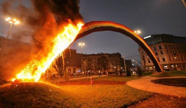 Varsovie : les participants à la Marche de l’indépendance ont allumé un incendie près de l'Ambassade de la Russie - Sputnik Afrique