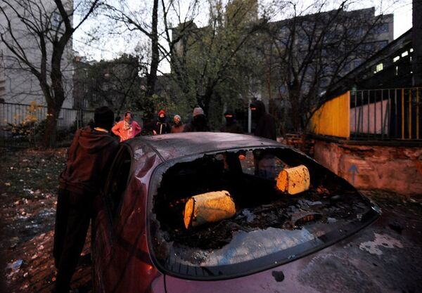 Sur la photo: un véhicule incendié par les manifestants de la Marche de l’indépendance qui à eu lieu à Varsovie le 11 novembre 2013. - Sputnik Afrique