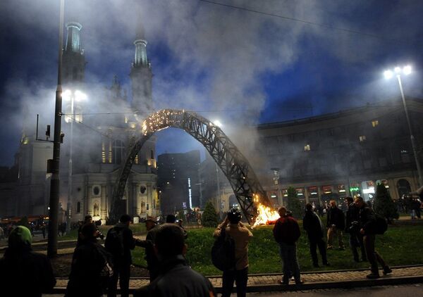Sur la photo: une sculpture sous forme de l'arc-en-ciel près de l'Ambassade de Russie en Pologne, que les participants à la Marche de l’indépendance ont incendiée le 11 novembre 2013. - Sputnik Afrique