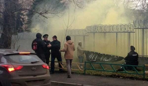 15 jours de prison pour les manifestants ayant attaqué l'ambassade de Pologne en Russie - Sputnik Afrique