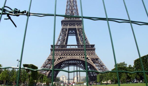 Un tronçon d'escalier de la Tour Eiffel adjugé 220.000 euros à un collectionneur portugais - Sputnik Afrique