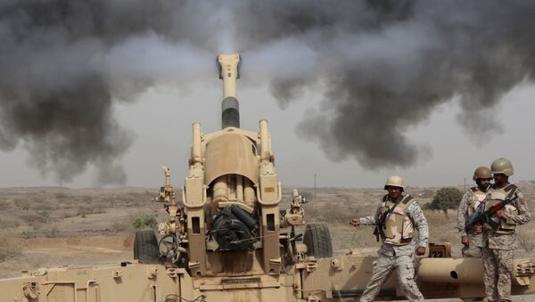 In this April 20, 2015 file photo, Saudi soldiers fire artillery toward three armed vehicles approaching the Saudi border with Yemen in Jazan, Saudi Arabia. - Sputnik Afrique