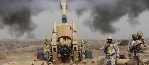 In this April 20, 2015 file photo, Saudi soldiers fire artillery toward three armed vehicles approaching the Saudi border with Yemen in Jazan, Saudi Arabia. - Sputnik Afrique