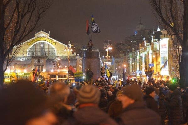 Les manifestants à Kiev ont renversé le monument de Lénine (vidéo) - Sputnik Afrique