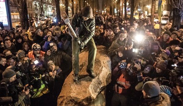 La démolition du monument à Lénine à Kiev est un acte de vandalisme - Sputnik Afrique