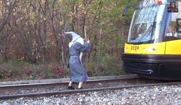 Le Gandalf polonais aux prises avec un tramway (vidéo) - Sputnik Afrique