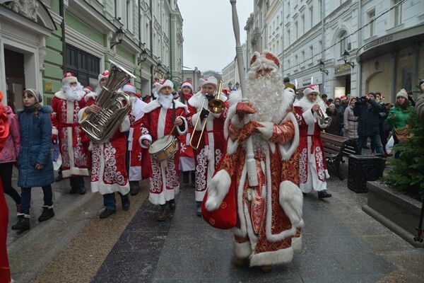 Marche des Pères Noël à Moscou - Sputnik Afrique