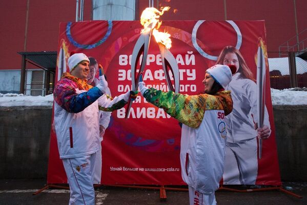 La flamme olympique poursuit son voyage à travers la Russie - Sputnik Afrique