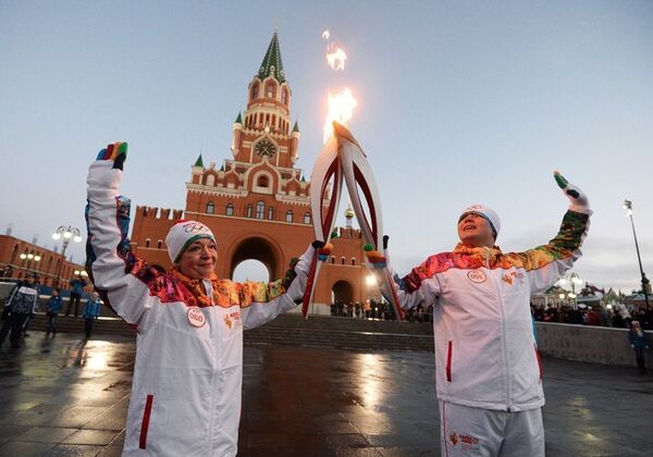 La flamme olympique poursuit son voyage à travers la Russie - Sputnik Afrique