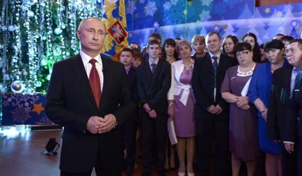 Poutine fête le Nouvel an avec les sinistrés des inondations - Sputnik Afrique