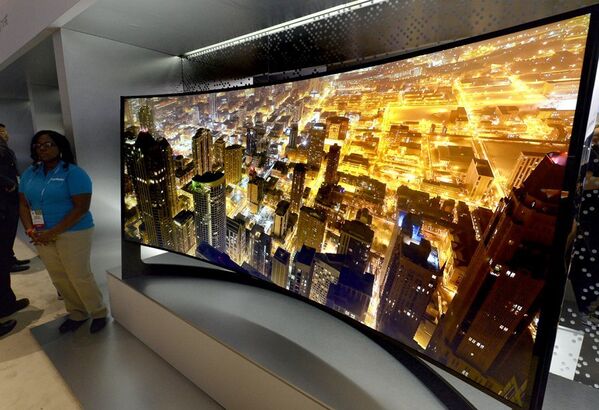 Les visiteurs du Consumer Electronics Show 2014 peuvent découvrir le téléviseur incurvé de 105 pouces de Samsung. - Sputnik Afrique