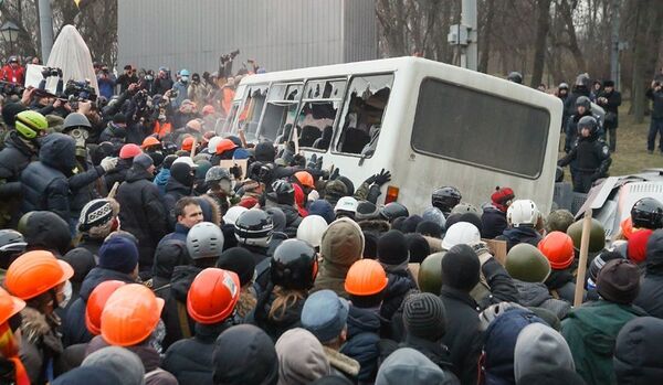 Kiev : les manifestants utilisent une voiture renversée pour se protéger des attaques contre la police - Sputnik Afrique