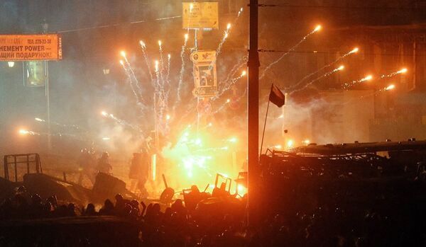 Les émeutes ne cessent pas dans le centre de Kiev. Les manifestants jettent des pierres et des cocktails Molotov sur la police et les forces spécialisées et lancent des feux d’artifice. Les forces de l’ordre rétorquent par des grenades assourdissantes. Au cours de la contre-attaque, la police a détruit la catapulte, construite par les manifestants dans la rue de Grouchevski dans le centre de Kiev (photo). - Sputnik Afrique